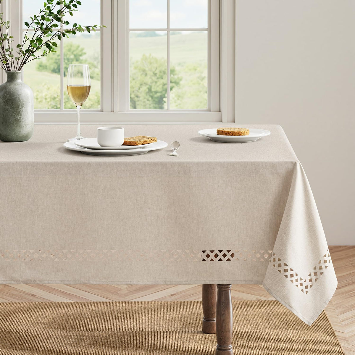 MIULEE fabric is anti-wrinkle and iron-friendly for tidy tables
