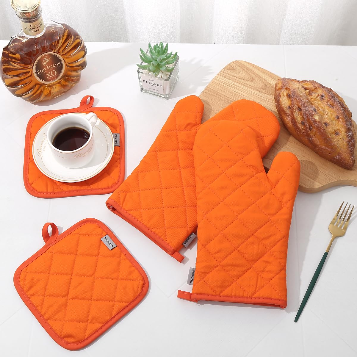 M MIAOYAN cotton-lined oven gloves provide breathable comfort during cooking