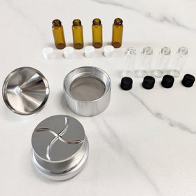 MuYuDaDi grinder lid seal close-up demonstrates spill-free seasoning