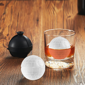 Nax Caki BPA-free silicone ice cube tray for safe, easy release.
