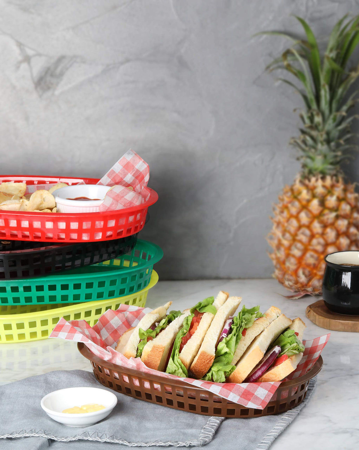 New Star fast food baskets enhance burger and fry presentation.