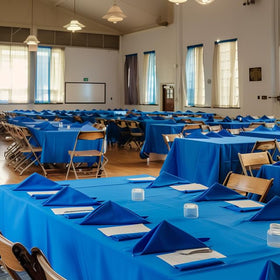 Niuara blue tablecloth shows durable PEVA material and tear resistance.