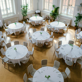 Niuara disposable tablecloth in-use setup for mess-free cleanup after events.