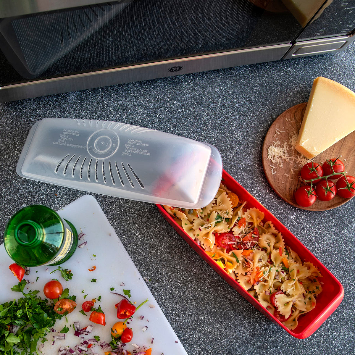 Nordic Ware fill-line at 6.4 cups helps safe cooking.