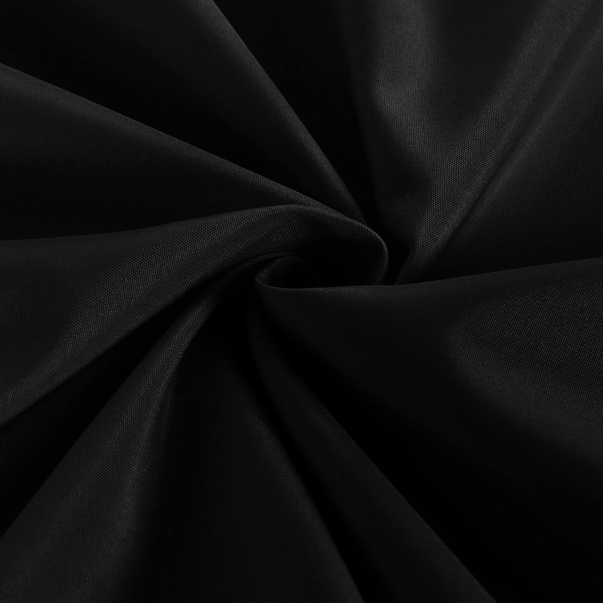 Easy-clean tablecloth demonstrated; wipe with damp cloth or machine wash.