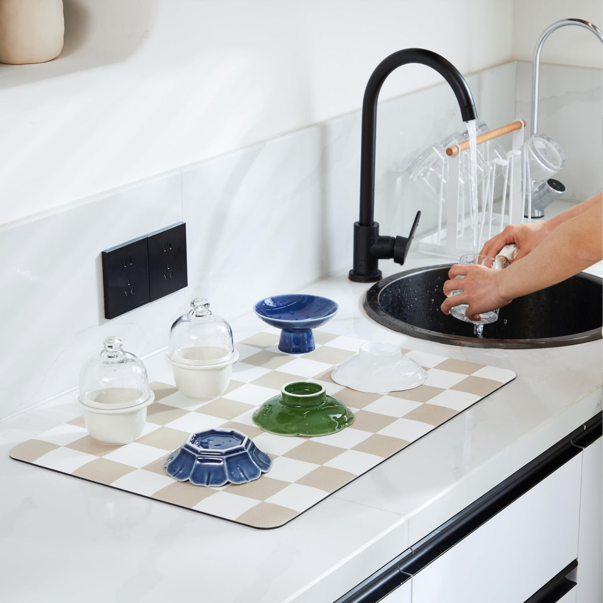Ohocut anti-slip back keeps the drying mat firmly in place during use.