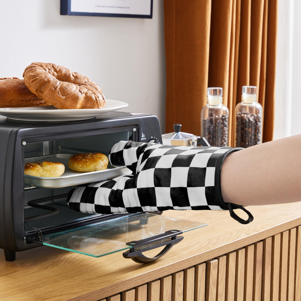 Ohocut non-slip silicone grip oven mitt enhances control when lifting pans