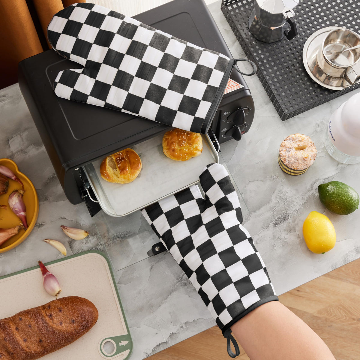 Ohocut soft cotton lining provides comfortable heat protection during cooking