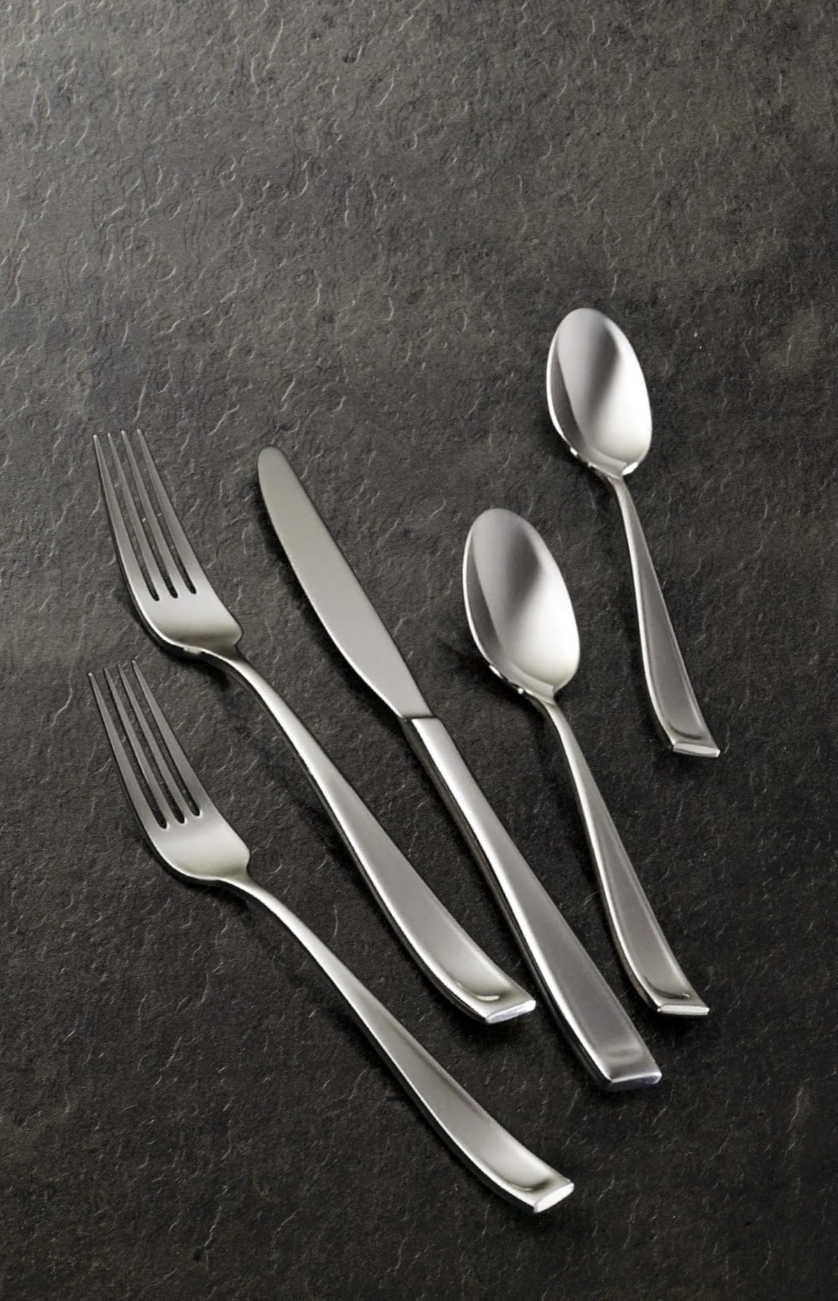 Oneida Moda dishwasher-safe icon emphasizes easy cleanup