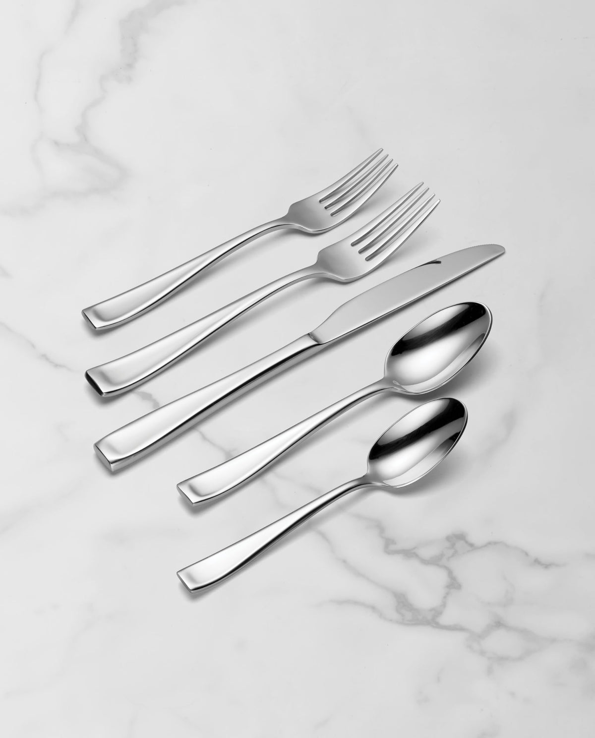 Oneida Moda soup spoon perfect for family meals.