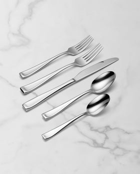 Oneida Moda soup spoon perfect for family meals.