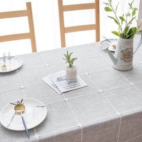 Oubonun soft cotton-linen texture enhances casual or formal meals