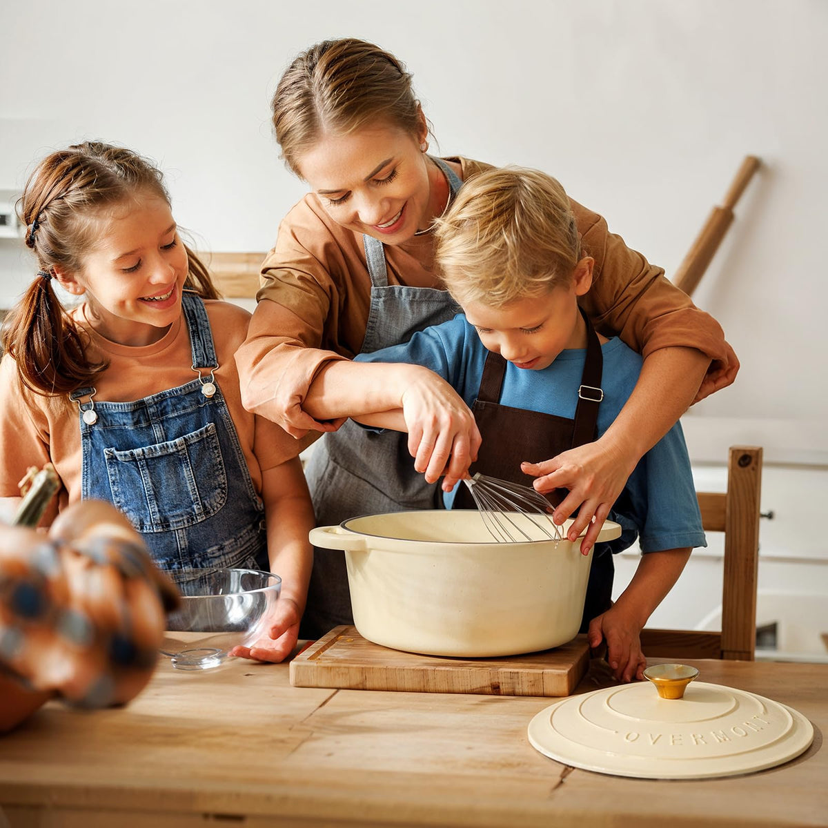 Easy-clean enamel surface on Overmont dutch oven for quick cleanup