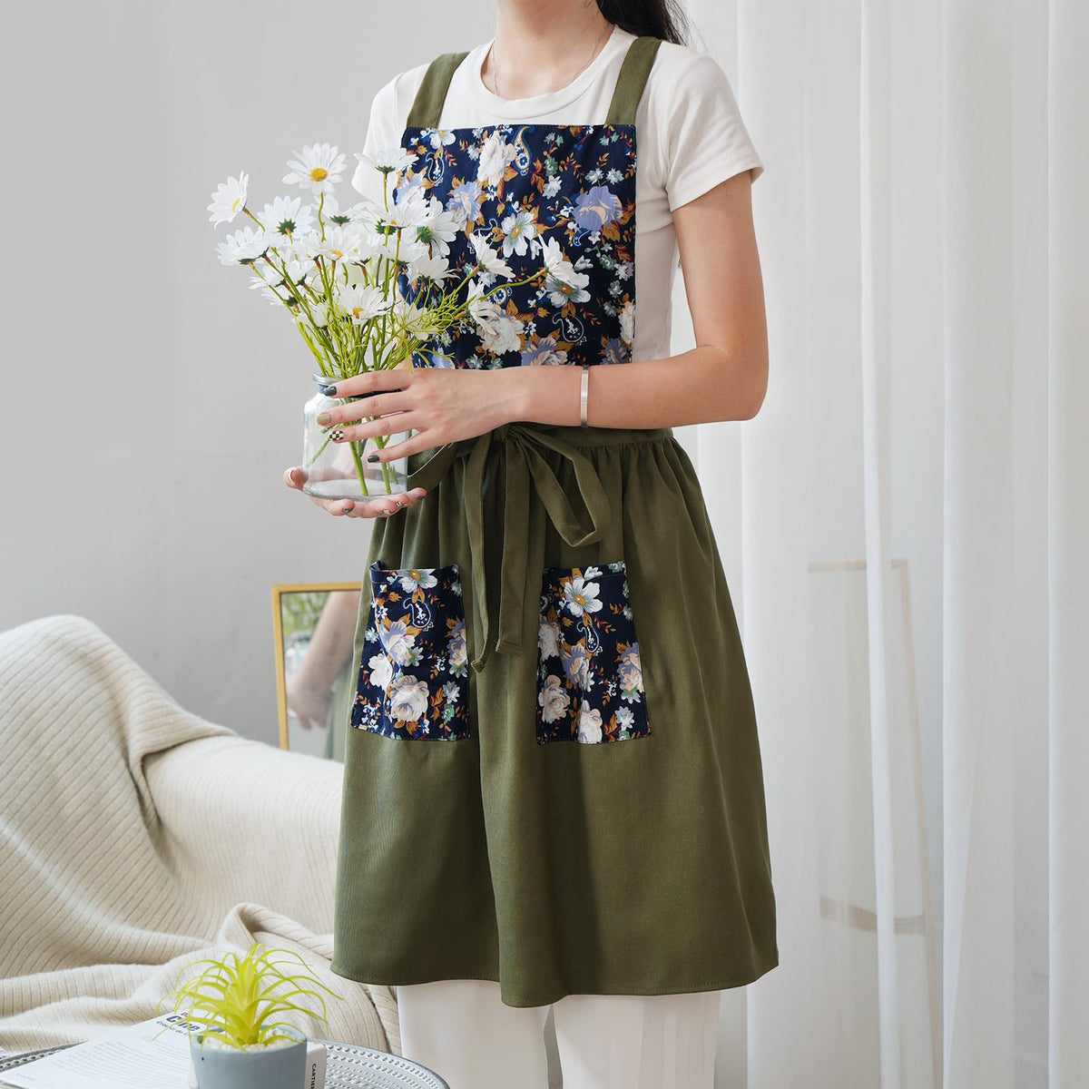 Pinknoke Vintage Pinafore Apron fabric close-up emphasizing wear resistance.