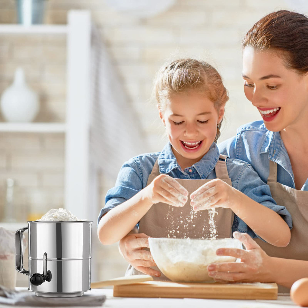 PIQUEBAR flour sifter demonstrates even flour texture while dusting