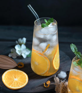 Piteno clear borosilicate straw preserves beverage color while sipping.