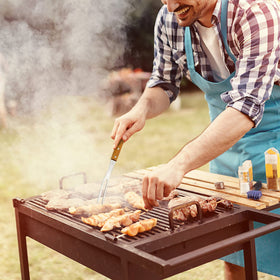 Ponpon meat fork dining-set shows two-piece kit ready for table carving