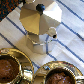 Primula Classic pours espresso quickly, perfect for mornings or after-dinner rituals