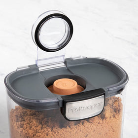 Progressive ProKeeper+ lid with magnetic duster stores under lid for convenient use.