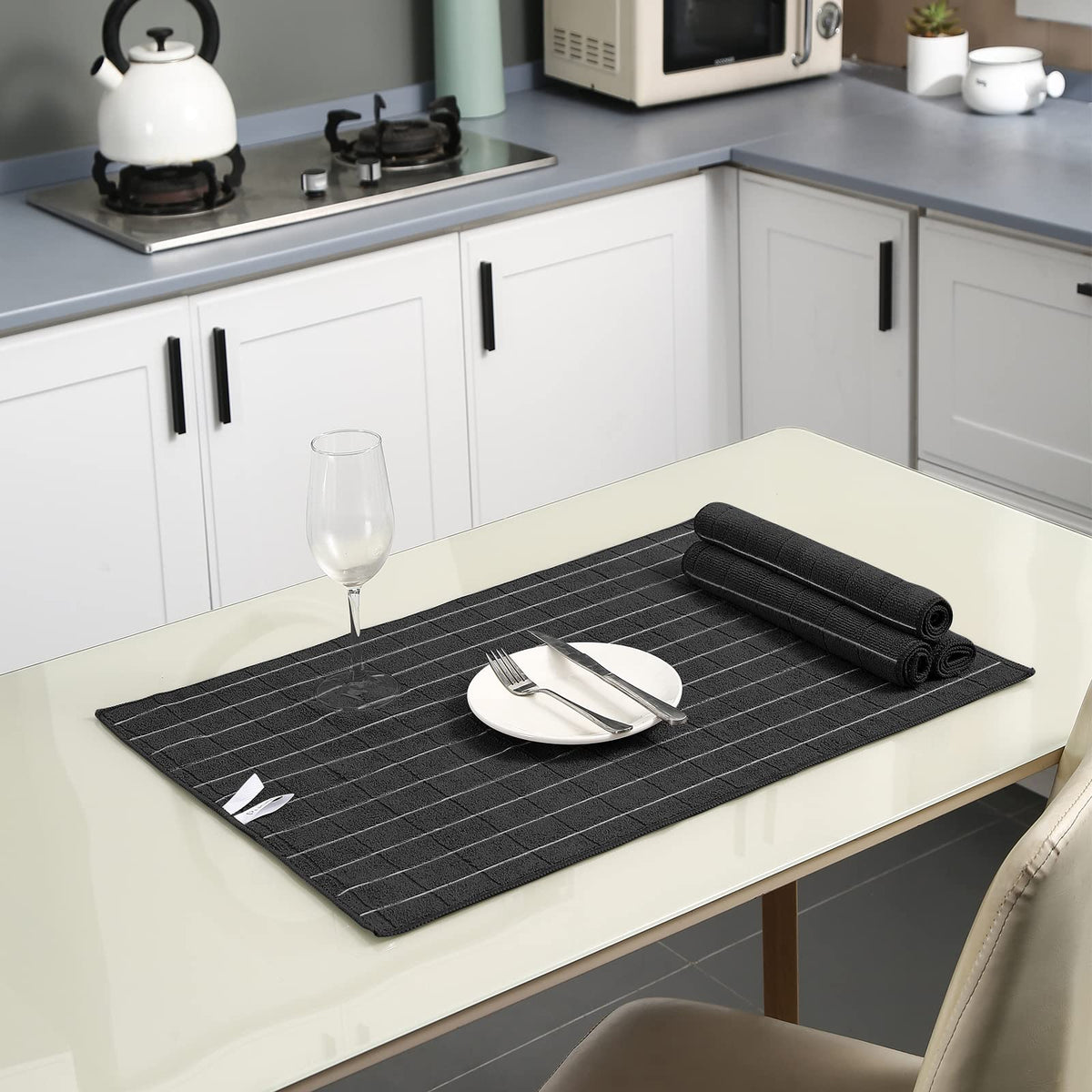 Black Puomue towels deliver streak-free countertops and dishes.