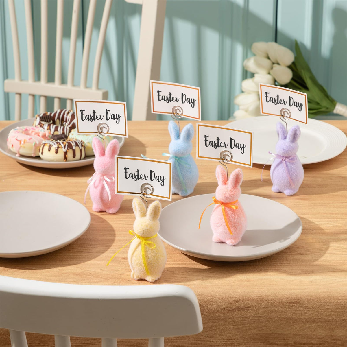 Qunclay seating labels at table for easy guest guidance during events.