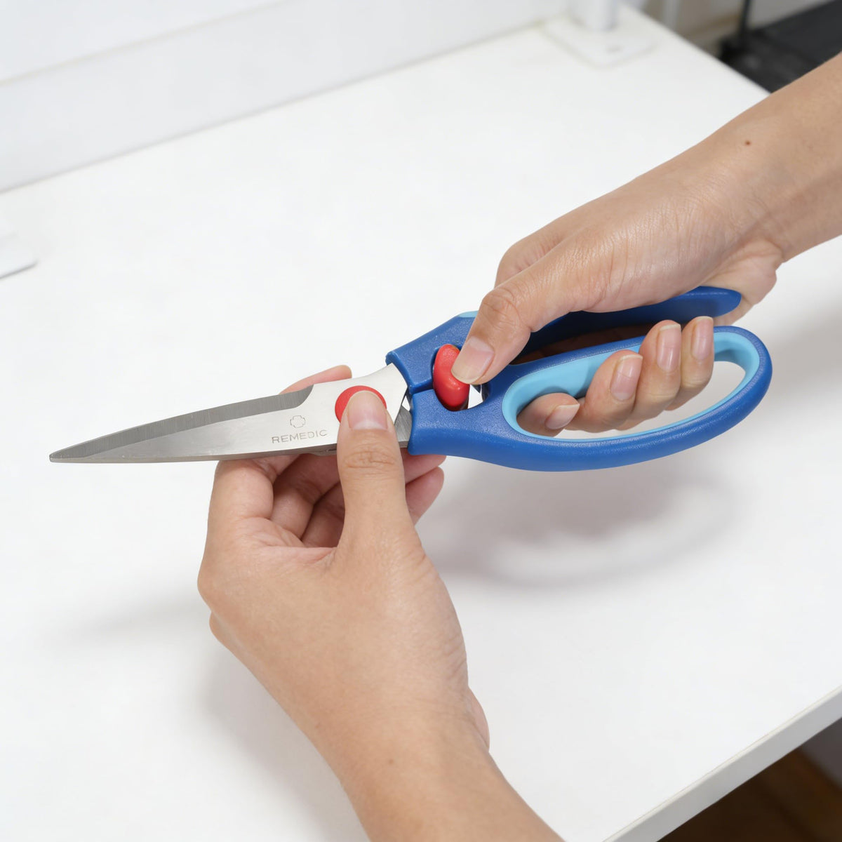 Ambidextrous Remedic scissors usable by left or right hand
