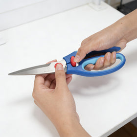 Ambidextrous Remedic scissors usable by left or right hand