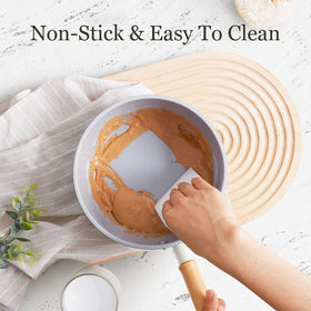 ROCKURWOK heat-resistant glass lid lets you monitor progress easily.