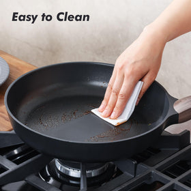 SENSARTE heat-resistant bakelite handle with woodgrain design stays cool.