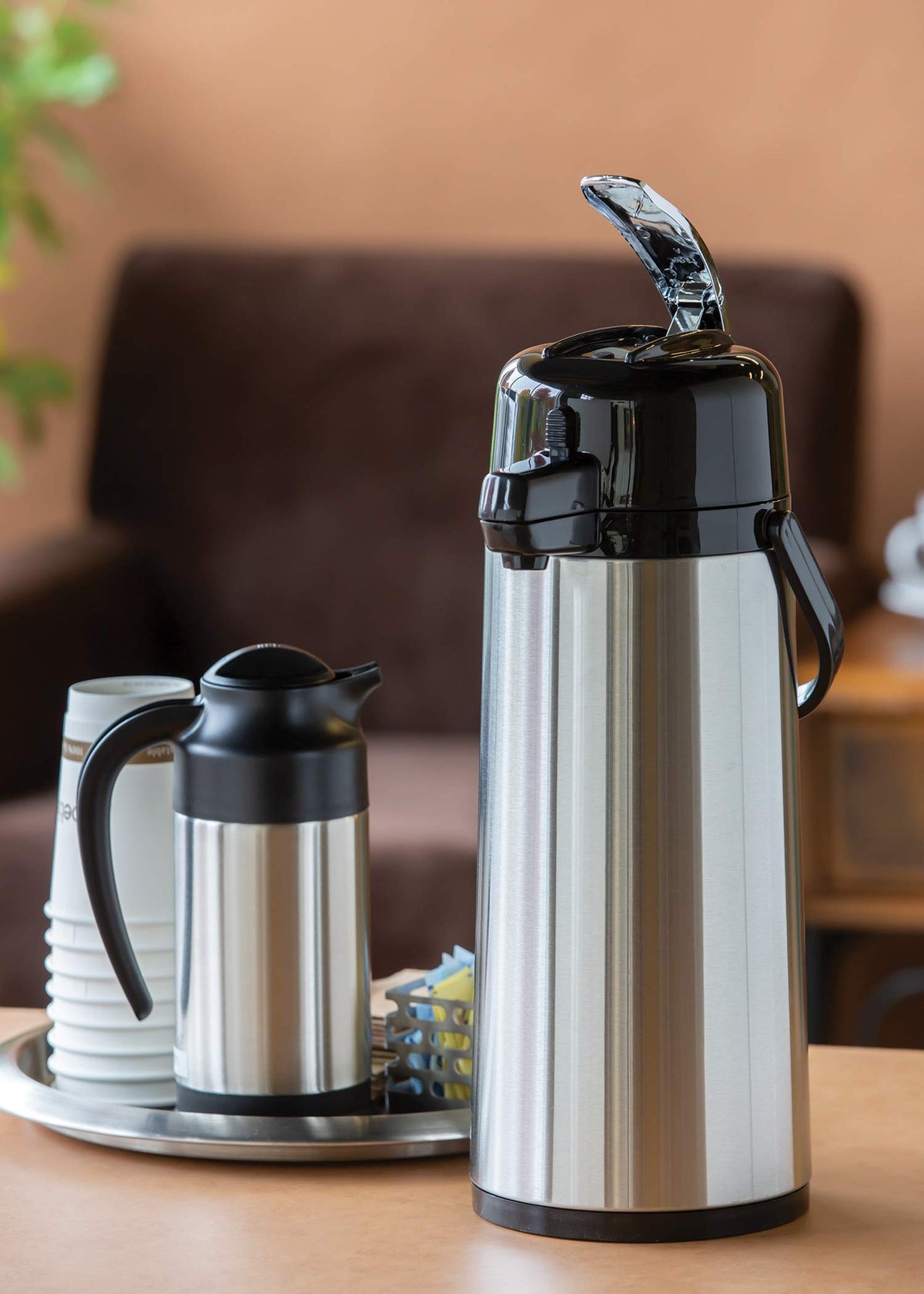 Glass vacuum insulation preserves hot or cold drinks for hours.