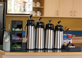 Extended temperature retention supports hot or cold beverages during service.