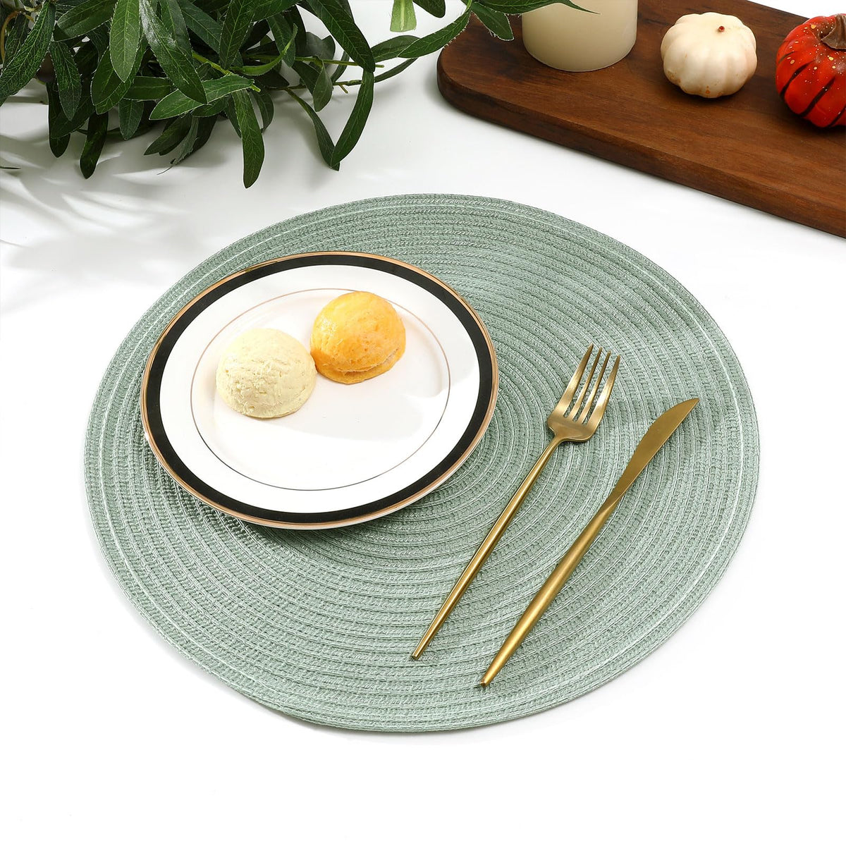 SHACOS Round Placemats feature wrinkle resistance with a subtle shine under light.