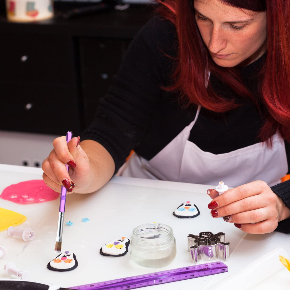 Sinmoe cookie decorating tools assist lovers of baking in muffins, cupcakes, and cakes.