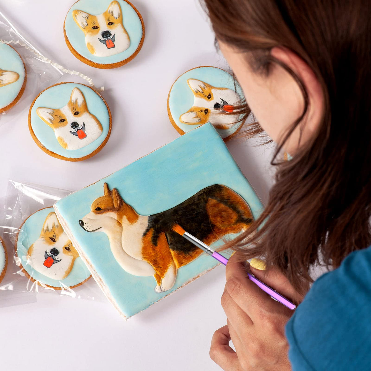 Sinmoe fondant paint brushes with bright handles for easy, color-accurate decorating.