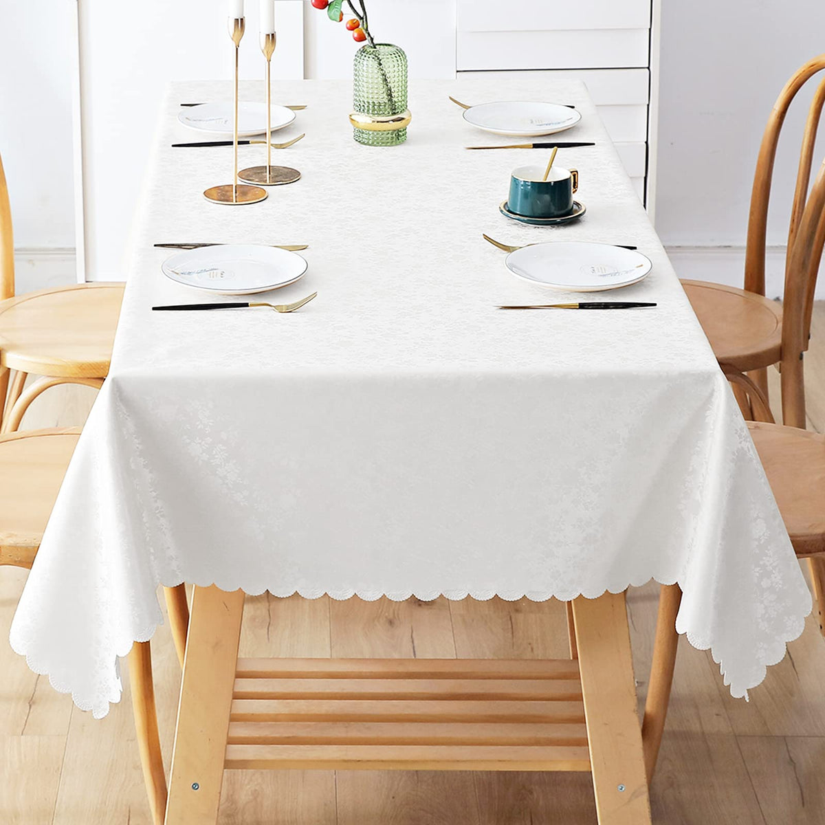 Smiry rectangle tablecloth indoor and outdoor dining suitable for versatile events.