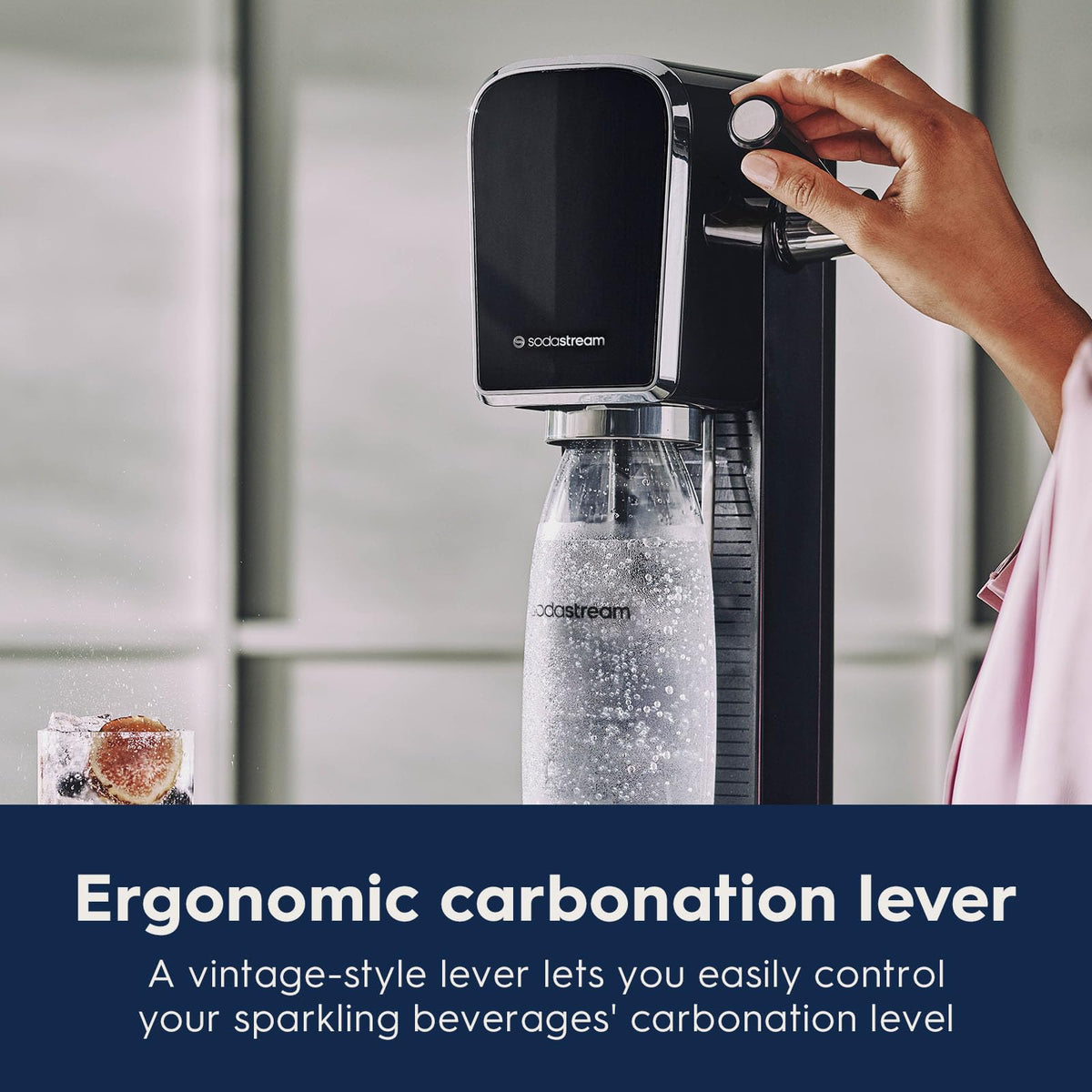 Handle-operated carbonation delivers easy, battery-free operation for busy mornings.