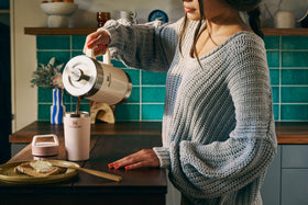 STANLEY Café-To-Go 16oz integrated handle for easy transport.