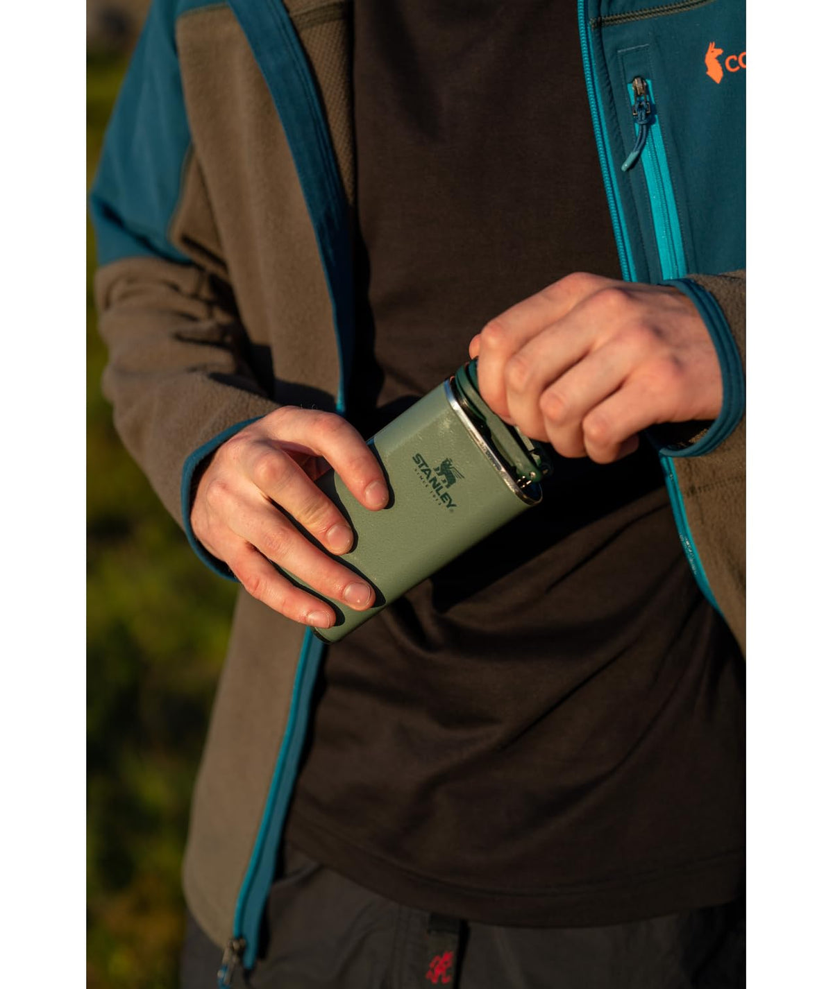 STANLEY Classic Flask hinge-connected cap keeps cap secure to prevent spills.