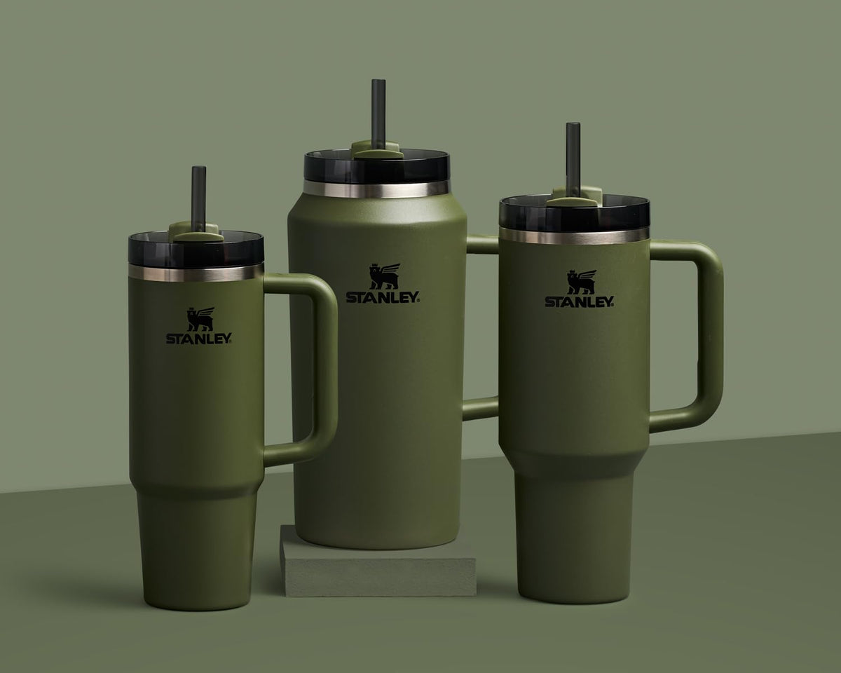 Dishwasher-safe tumbler and lid for quick cleaning after workouts or travel.