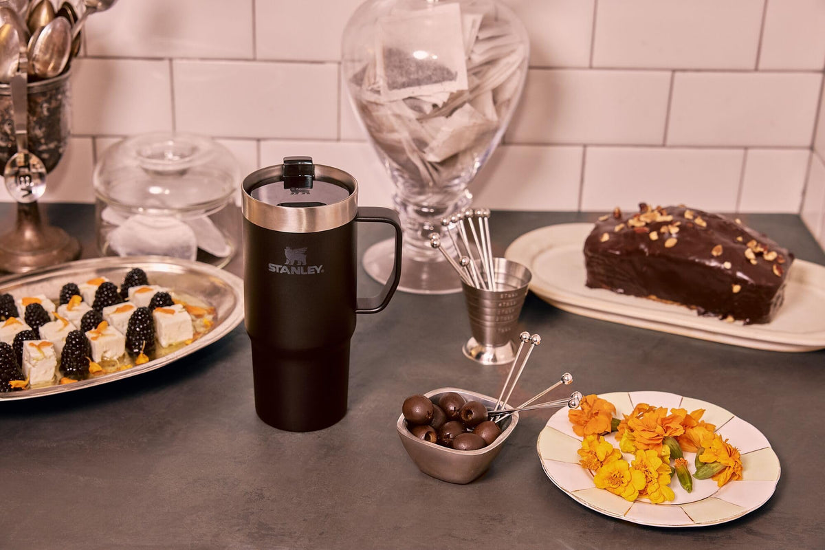 STANLEY Suburban Mug showcases an ergonomic handle for comfortable gripping.