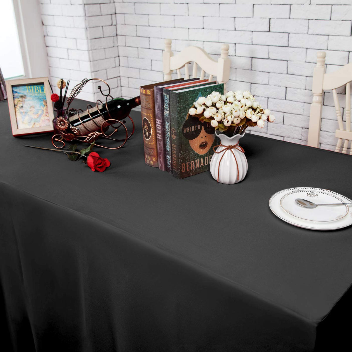 Banquet event setting featuring Surmente black fitted tablecloths