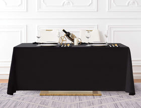 Surmente tablecloth on outdoor picnic creates a clean, coordinated dining space.