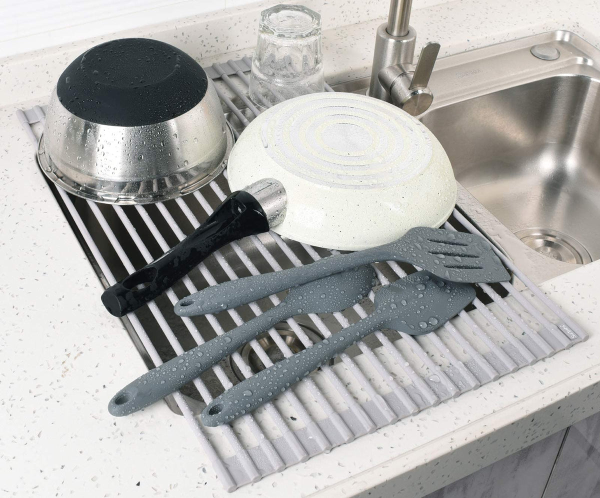 Surpahs silicone surface offers non-slip safety and glassware-friendly drying.