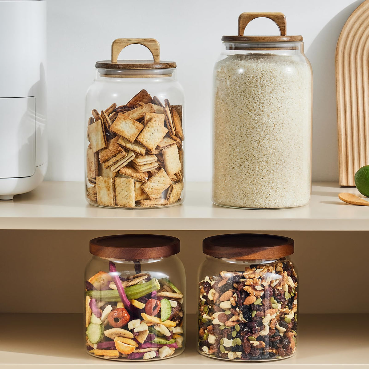 Sweejar airtight lid jar helps prevent dust and moisture in storage.