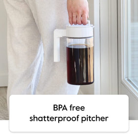 Takeya Deluxe silicone grip handle enables comfortable, controlled pouring.