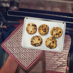 TeamFar deep-rim toaster-oven-pan contains juices for cleaner countertops