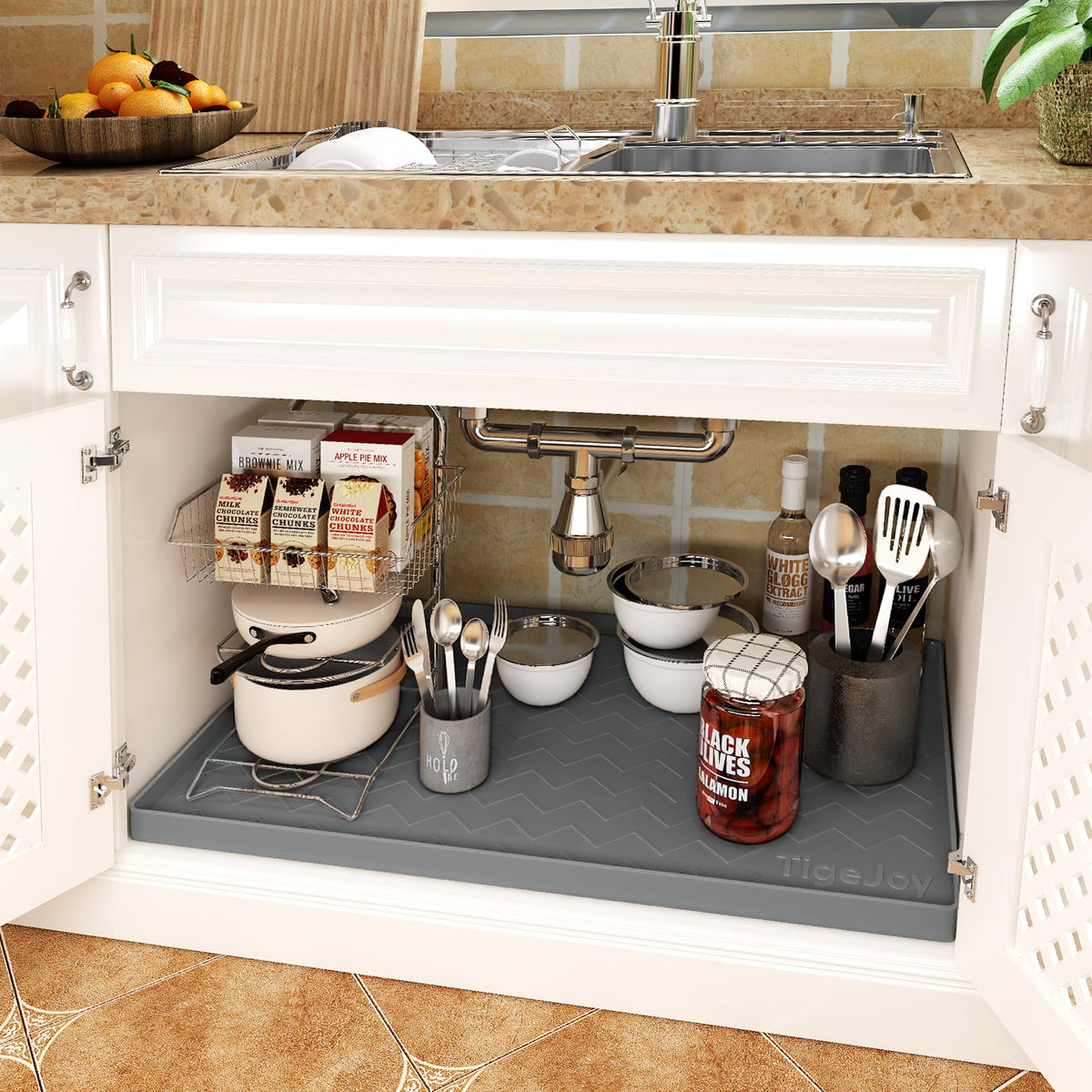 TigeJoy non-slip bottom keeps bottles and cleaners from sliding