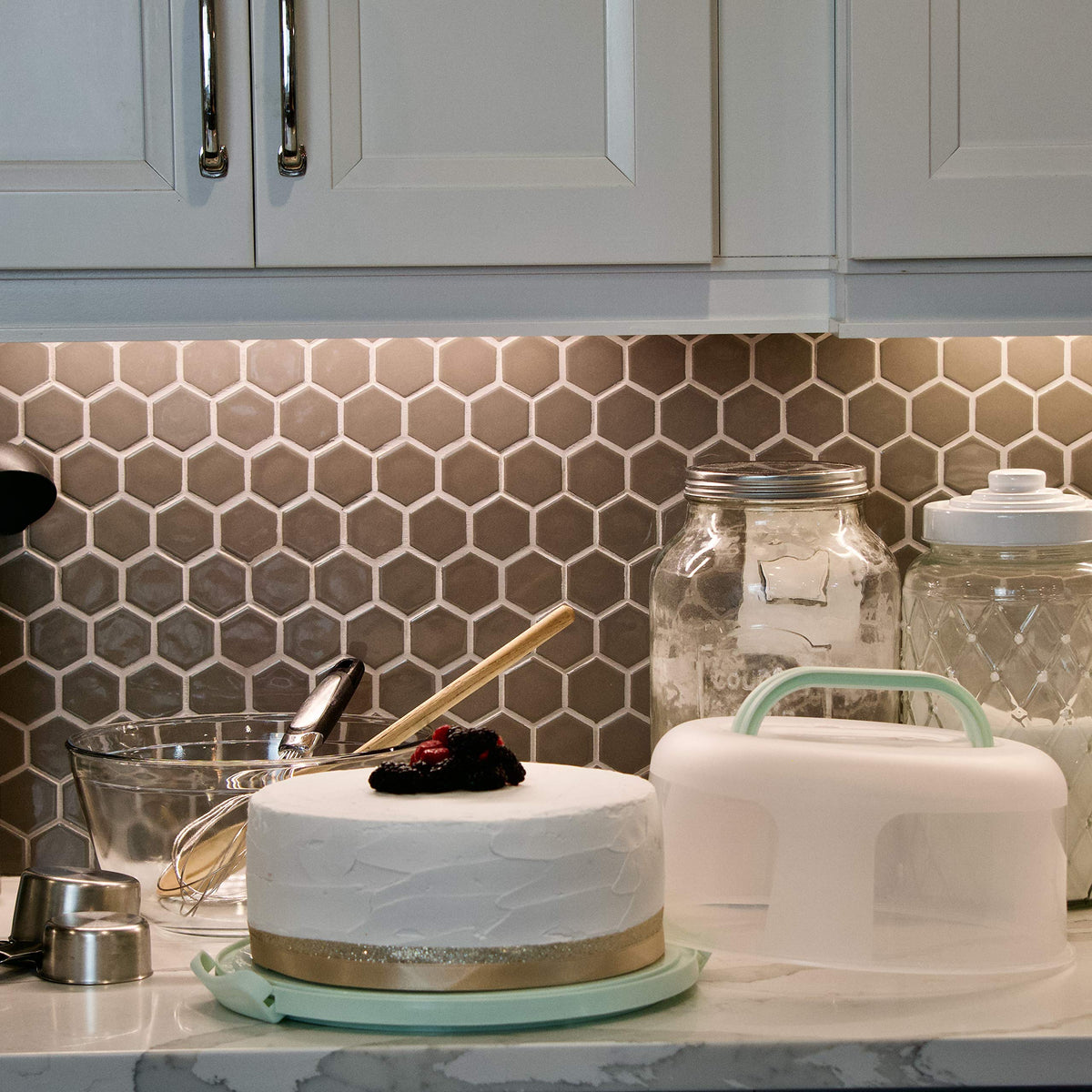 Top Shelf Elements 10-inch cake container holds pies and cakes securely.