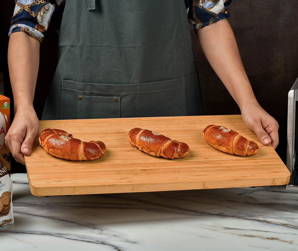 Umilife cutting board measures 18 by 9.5 inches for compatibility checks.