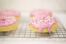 USA Pan crosswire cooling rack design elevates cookies for uniform cooling